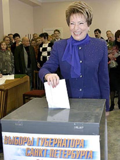 Valentina Matvienko deposita su voto, ayer, en San Petersburgo.