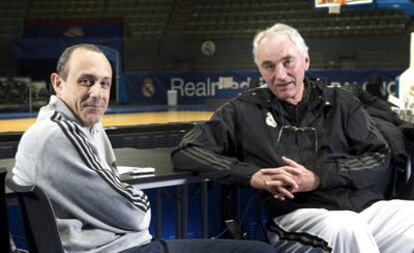 Ettore Messina conversa con Clifford Luyk junto a la pista de Vistalegre.