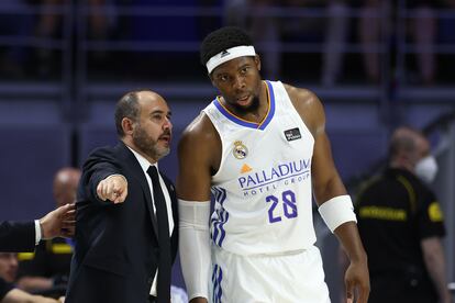 Chus Mateo y Yabusele durante el cuarto partido de la final de la ACB.