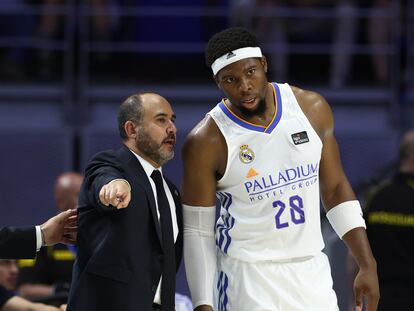 Chus Mateo y Yabusele durante el cuarto partido de la final de la ACB.