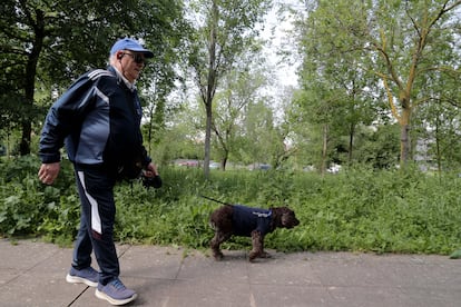 Un hombre pasea con su perro por los jardines de la calle Oceano Pacífico del barrio de Zabalgana de Vitoria.