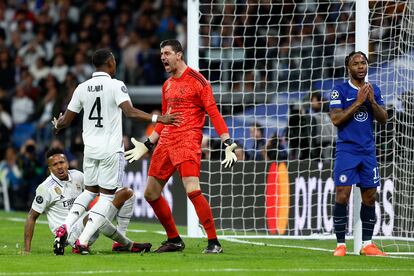 Thibaut Courtois  celebra el primer gol de su equipo con su compañero David Alaba.