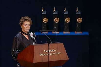 La presidenta de la Fundación Princesa de Asturias, Ana Isabel Fernández, durante su intervención en la ceremonia de entrega de los premios, este viernes en el teatro Campoamor de Oviedo.