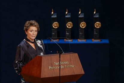 La presidenta de la Fundación Princesa de Asturias, Ana Isabel Fernández, durante su intervención en la ceremonia de entrega de los premios, este viernes en el teatro Campoamor de Oviedo.