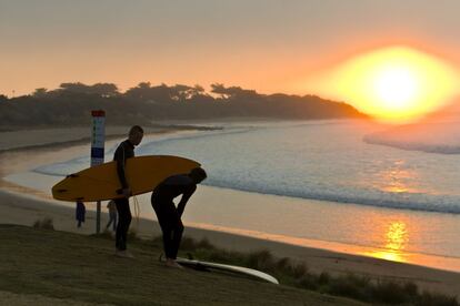 Surferos en Torquay Point, en la Costa del Surf australiana.