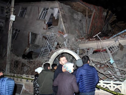 Um edifício destruído durante o terremoto.