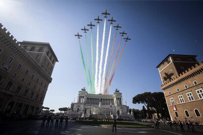 Aviones de las fuerzas aéreas italianas dibujan la bandera de Italia sobre el Monumento Nacional a Victor Emmanuel, el primer rey de la Italia unificada, durante las celebraciones del Día de la República en Roma.