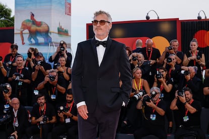 Joaquin Phoenix posa para los fotógrafos en la alfombra roja del festival.