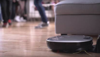 <p>El anuncio de este nuevo aspirador, el Homebot Square Turbo de LG, no solo se pasea por la casa para recoger las migas del desayuno, también lleva integrado un sistema de videovigilancia para que el usuario sepa qué está ocurriendo en la casa cuando él está fuera a través de la 'app' Smart ThinQ. Además incorpora unos sensores que le ayudan a mapear la casa para ser más eficiente en las siguientes limpiezas.</p><p>Se puede comprar a través de Internet por 779 euros.</p>