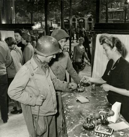 Soldados en 1945 compran en la boutique de Guerlain de los Campos Elíseos.