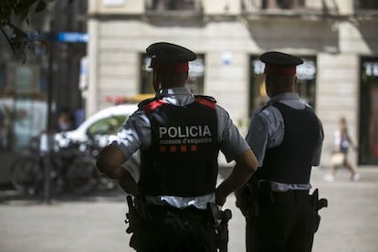 Una pareja de Mossos patrulla por el centro de Barcelona.