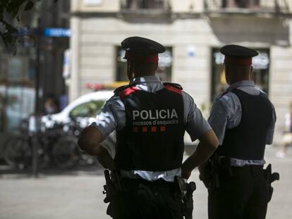 Unos efectivos de los Mossos d&#039;Esquadra en el centro de Barcelona. 