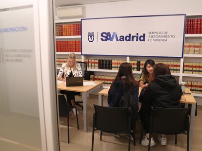 Dos mujeres, en el Servicio de Orientación Jurídica en materia de vivienda a cargo del Colegio de la Abogacía de Madrid, en la Junta Municipal de Chamartín, en Madrid.