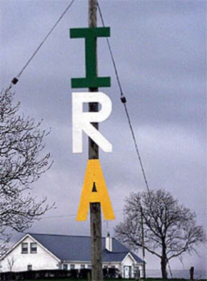 En la imagen, un cartel de apoyo al IRA en un poste de telégrafos de South Armagh, al suroeste de Belfast.