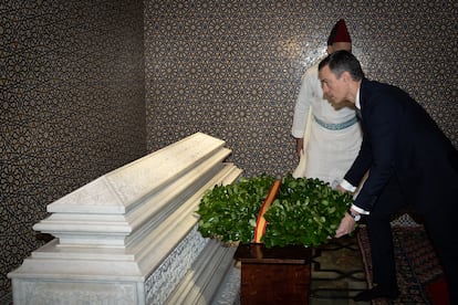 El presidente del Gobierno, Pedro Sánchez, ofrece una corona de laurel a la tumba del rey Mohamed V, durante su visita a  su mausoleo este 2 de febrero, en Rabat (Marruecos). Sánchez se ha desplazado hoy al mausoleo para realizar una ofrenda flora. La visita tiene lugar antes de que comience la segunda jornada de la XII Reunión de Alto Nivel Marruecos-España, que empezó ayer. 