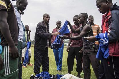 Combatientes de las Fuerzas de Liberación Democrática de Ruanda (FLDR) se preparan para jugar un partido de fútbol en el Centro de Reintegración y Desmovilización en Mutobo, el 5 de marzo de 2019.