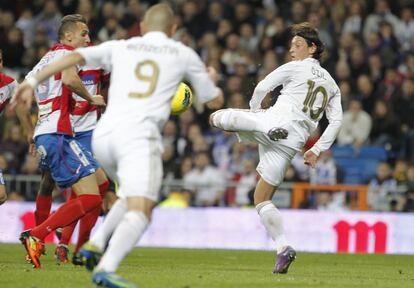 Özil, el máximo asistente del Madrid, deleita a los espectadores con un pase de tacón a Benzema en la victoria contra el Granada.