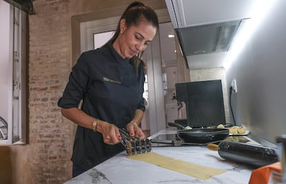 La cocinera y doctora en Historia Hélène Jawhara cocina platos sefardíes para la degustación Sephardi Taste en Sevilla.
