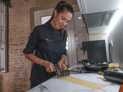 La cocinera y doctora en Historia Hélène Jawhara cocina platos sefardíes para la degustación Sephardi Taste en Sevilla.