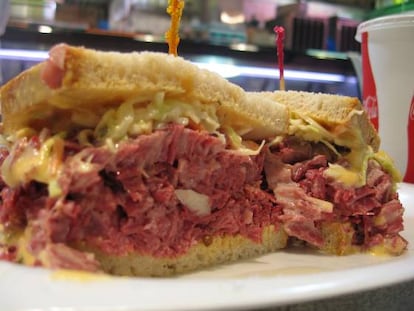 Un Reuben canónico de 'corned beef'