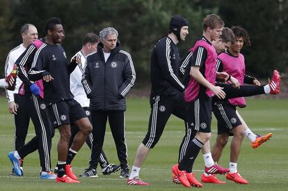 Jose Mourinho observa a sus jugadores durante el entrenamiento.