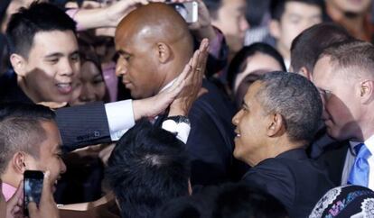 Barack Obama choca su mano con un joven en un encuentro en la Universidad de Malaysia, en Kuala Lumpur. 