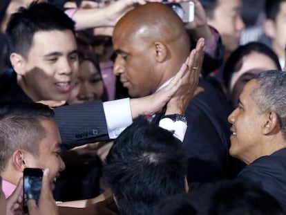 Barack Obama bate sua mão com a de um jovem durante encontro em uma Universidade em Kuala Lumpur.
