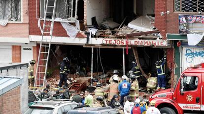 Los bomberos atienden el lugar de una explosión en Bogotá.