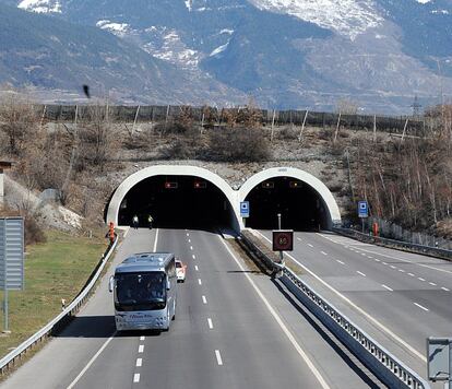 Un autobús con los familiares de las víctimas del accidente ocurrido en el túnel de Sierre, Suiza, pasa por el lugar donde se produjo el choque.