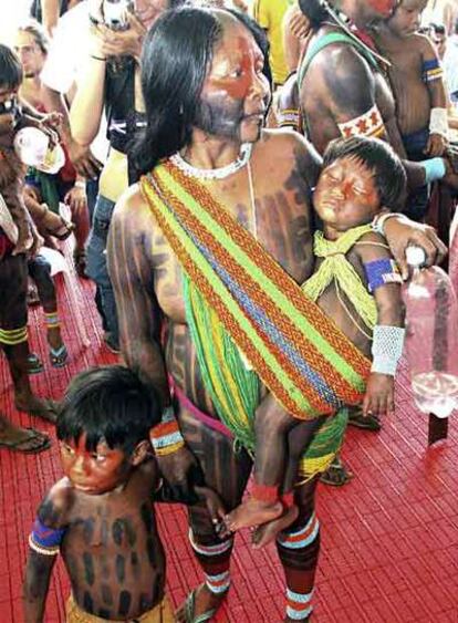 Una india brasileña protesta con sus hijos contra la deforestación del Amazonas, ayer en Belém.