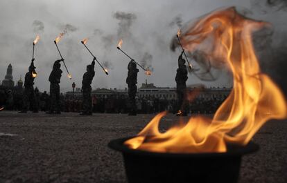 Espectáculo de fuego durante las celebraciones que marcan el 76 aniversario de la liberación total de la ciudad rusa de Leningrado (actual San Petersburgo) del bloqueo nazi en la Segunda Guerra Mundial.