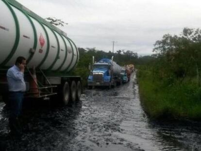 El crudo vertido era transportado en estos camiones en el Putumayo.