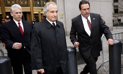 Bernard Madoff, a la salida de los juzgados de Nueva York, en 2009.