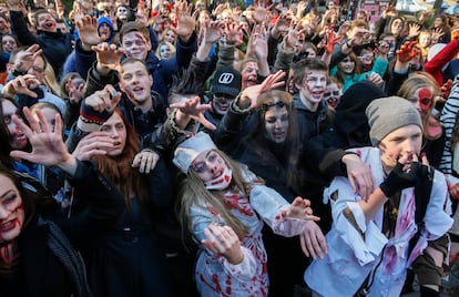 Un grupo de zombies se reúnen en una calle de Kiev (Ucrania), el 31 de octubre de 2015.