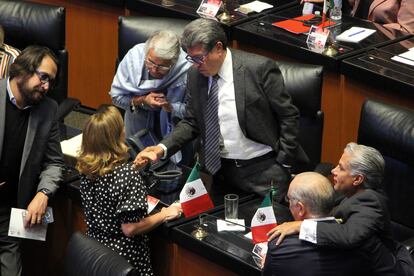 Los senadores Claudia Ruíz Massieu (PRI), Julen Rementería (PAN) y Ricardo Monreal (Morena), conversan en el Senado.