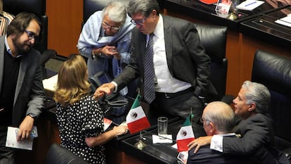 Los senadores Claudia Ruíz Massieu (PRI), Julen Rementería (PAN) y Ricardo Monreal (Morena), conversan en el Senado.