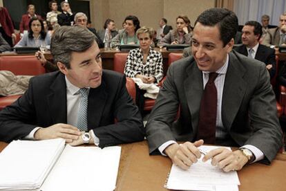 El ex ministro  Ángel Acebes y el portavoz popular en el Congreso, Eduardo Zaplana, en la comisión.