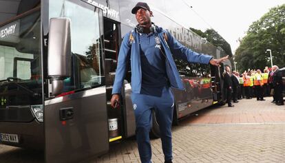 Paul Pogba llega a un partido en el bus del Manchester United. 