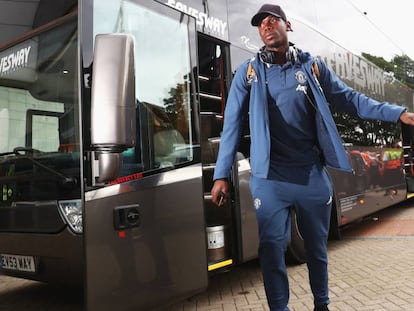 Paul Pogba llega a un partido en el bus del Manchester United. 