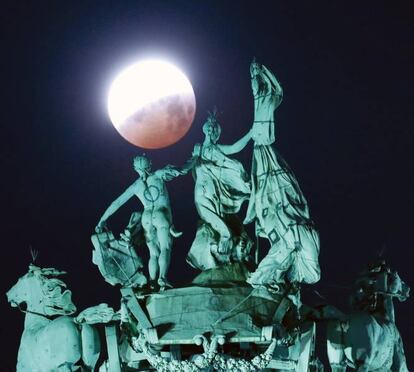 Eclipse lunar en el parque del Jubileo en Bruselas (Bélgica).