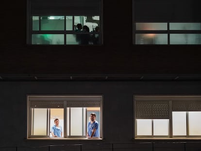 Health workers in Seville come to the window of the Virgen del Rocío hospital to hear the applause of the public on Saturday night.