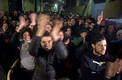 Simpatizantes de Podemos aplauden al cierre de los colegios electorales en Sevilla. 