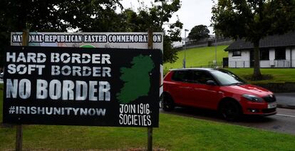 Cartel en la frontera de Irlanda e Irlanda del Norte, en Londonderry.