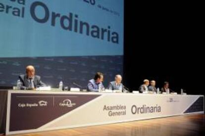 El presidente de Caja España-Duero, Evaristo del Canto (c), durante una asamblea general de la Entidad,  en el Auditorio Ciudad de León. EFE/Archivo