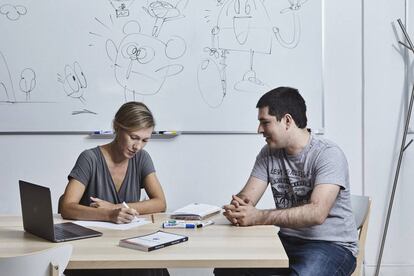 Cristóbal Viedma (derecha) y Dorothee Monschau, en las oficinas de Lingokids, en Madrid.