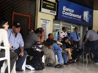 Clientes del Banco Continental en Tegucigalpa.  