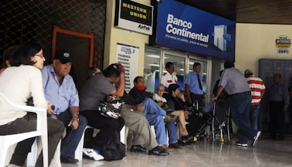 Clientes del Banco Continental en Tegucigalpa.  