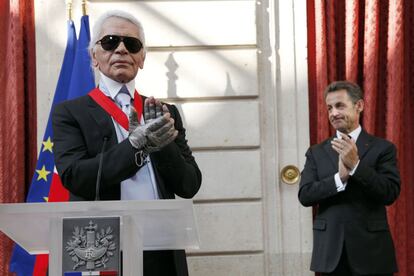 Karl Lagerfeld (a la izquierda) aplaude después de haber sido galardonado con la medalla de la Legión de Honor de manos del presidente francés, Nicolas Sarkozy, en la ceremonia en el Palacio del Elíseo en París, en 2010.