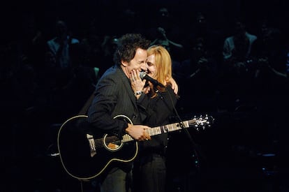 Bruce Springsteen y Patti Scialfa en un concierto acústico en 2005.