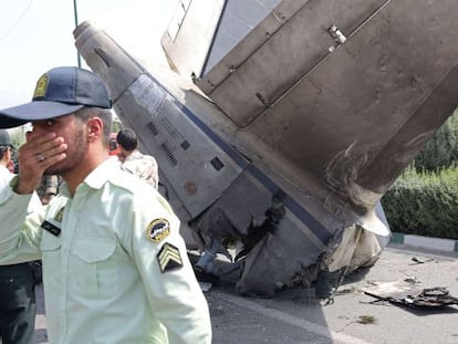 Destroços do avião acidentado, no aeroporto de Teerã.